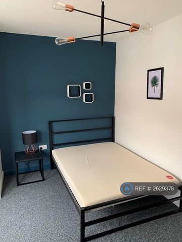 1 bedroom in a house share to rent - Photo 2