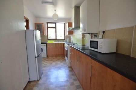 3 bedroom semi-detached house to rent - Photo 5