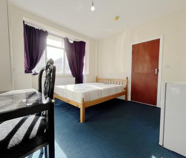 1 bedroom in a house share to rent - Photo 2