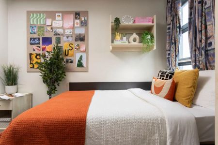 Extra Large High Double Ensuite: Three Bed Flat - Photo 3