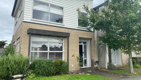 Beautiful 3 Bedroom Home with Double Garage an... - Photo 4