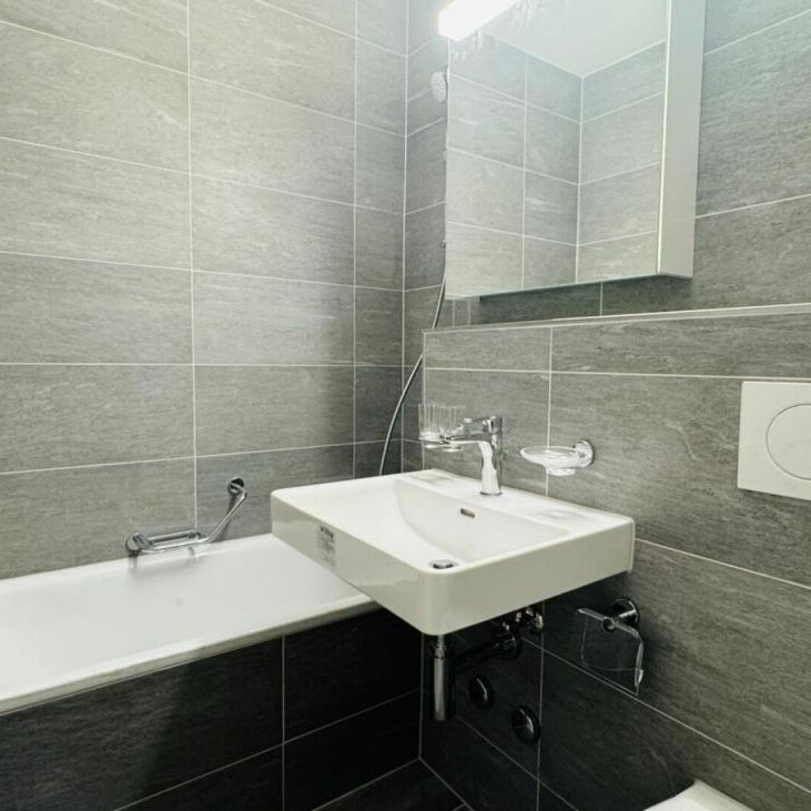 SCHÖNE 2.5 ZIMMERWOHNUNG MIT BALKON LIFT UND KELLER PER 1.11.2025 - Photo 1