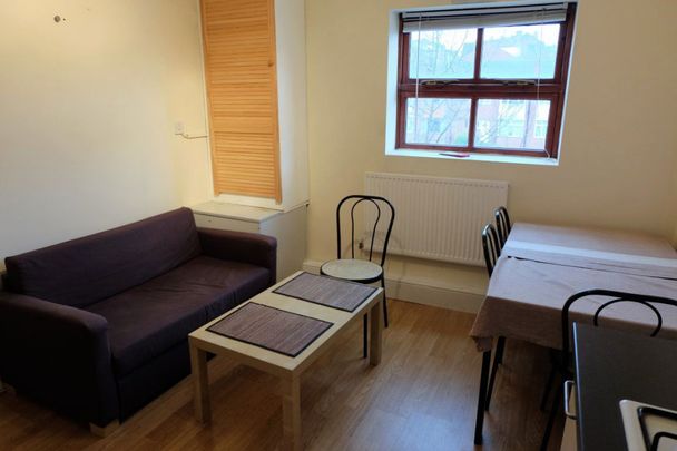 3 bedroom Flat in Kelso Heights, Leeds - Photo 1