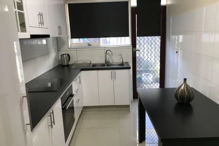 Single Level Villa In A Boutique Block - Photo 2