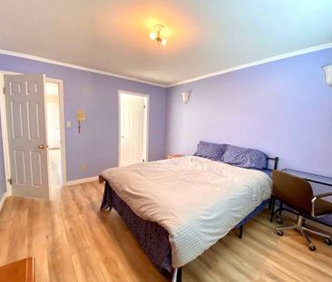 Master bedroom with ensuite and skylight - Photo 2