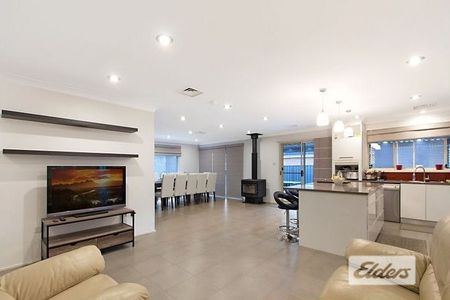 4 BEDROOMS FAMILY HOME, WALKING DISTANCE TO QUAKERS HILL SHOPS & STATION - Photo 2