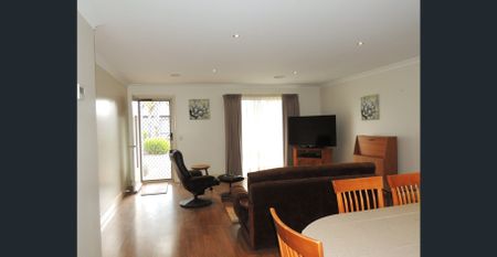 Near Central Townhouse - Photo 2