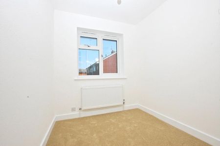 3 bedroom end of terrace house to rent - Photo 4