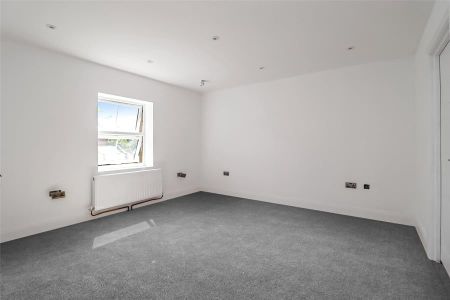 1A Hermitage Road, Woking - 2 bedrooms Property for lettings - Seymours - Photo 2