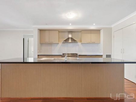 Luxurious Family Living in Caitlyn Drive! - Photo 4