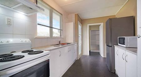 3 Bedroom House, 1 Bathroom - Photo 3