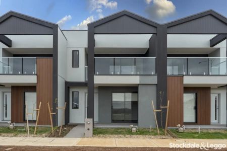 “Modern Townhouse Living in Grand View Estate!” - Photo 3