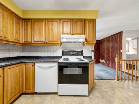 For Lease - 94 Howlett Avenue, Newmarket, Ontario - Photo 4