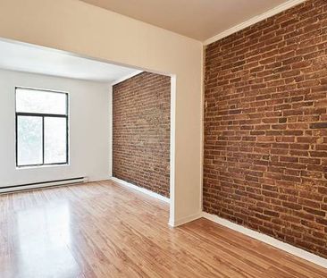 Spacious 3 bedroom apartment, ground floor of triplex, St Henri. - Photo 1