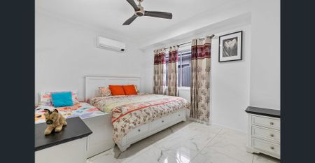 MODERN 3 BEDROOM HOME WITH STUDY, DOUBLE GARAGE AND SOLAR! - Photo 2