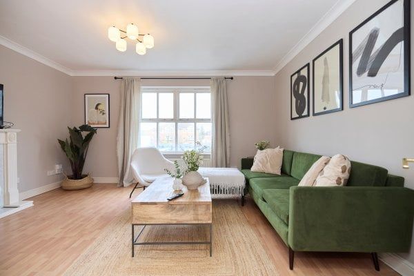 Stocton Close, Guildford - Photo 1