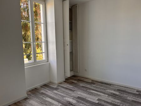 Location Appartement 3 pièces 73m² ARGENTON SUR CREUSE 36200 - Photo 3