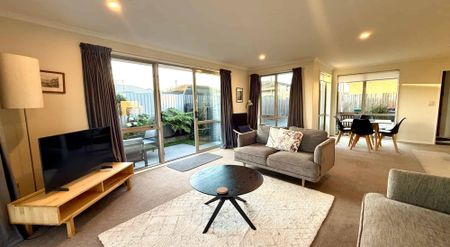 Sun drenched fully furnished 3 bedroom townhouse in quiet location! - Photo 3