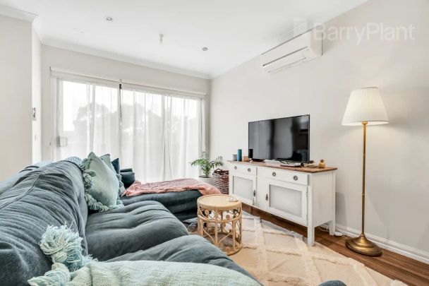 “Townhouse - Ready To Move In!” - Photo 1