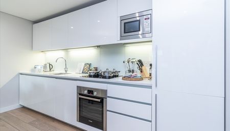 THREE BEDROOM APARTMENT WATER VIEWS TO LET MERCHANT SQUARE PADDINGTON W2 - Photo 3