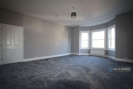 3 bedroom flat to rent - Photo 2