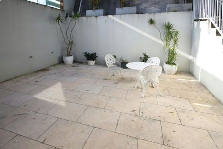 STUNNINGLY RENOVATED 2-BEDROOM HOME IN PRIME LOCALE - Photo 2