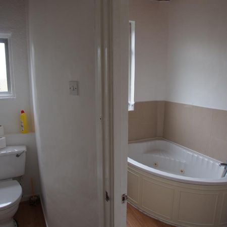 1 bedroom in a house share to rent - Photo 4