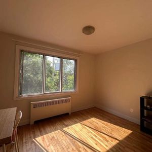 4 ½ RÉNOVÉ – CENTRALE, LUMINEUX, ÉLECTROS INCLUS - Photo 2