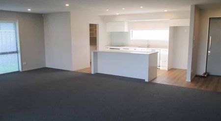 Stylish living with plenty of space! - Photo 3