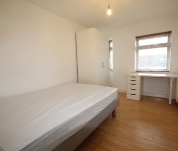 4 Bed Terraced House, Carlyle Avenue, BN2 - Photo 3