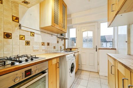 Burley Wood Crescent, Leeds - Photo 2