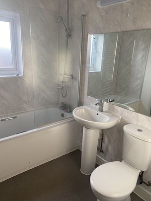 QUEENSWAY, BLETCHLEY - 2 BEDROOMS - Photo 1