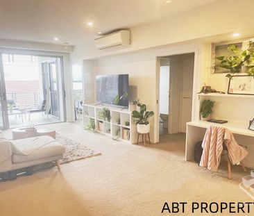 Unbeatable Location, Ground Floor With A Big Courtyard. Walk To Tra... - Photo 3