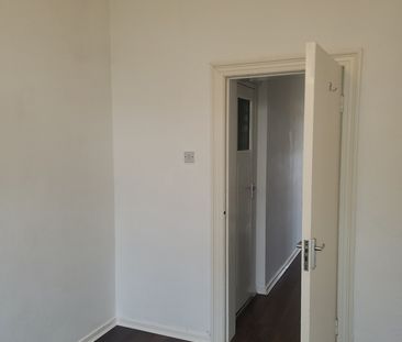 2 Bed Flat, Grove Park, SE12 - Photo 3