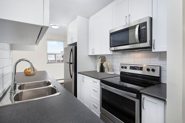 2495 Lake Shore Boulevard, West - Photo 1