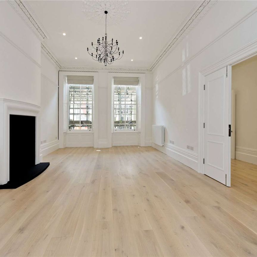 An attractive three bedroom maisonette with wonderful reception space across the raised ground floor of a Victorian townhouse. - Photo 1