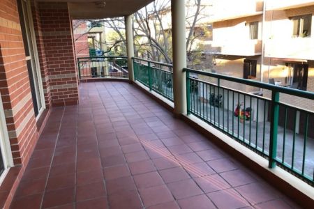 Generous size 3 bedroom security apartment. - Photo 3