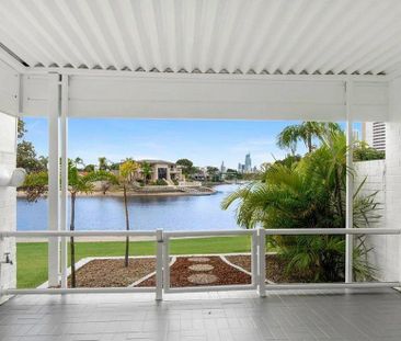 Stylish 2-Bedroom House in Prime Broadbeach Waters Location! - Photo 2