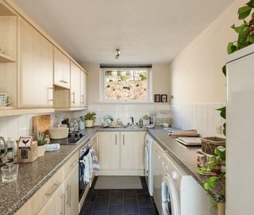 2 Bed Flat - Photo 2