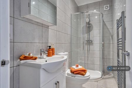 4 bedroom end of terrace house to rent - Photo 4
