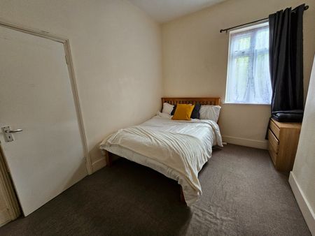 2 Bed Flat, Dorothy Road, SW11 - Photo 3