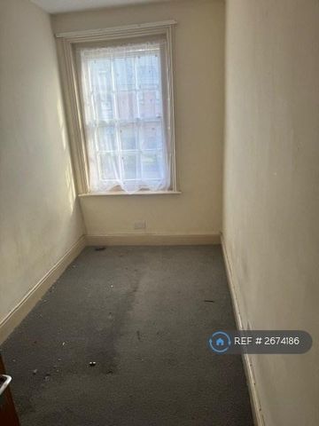 3 bedroom flat to rent - Photo 4