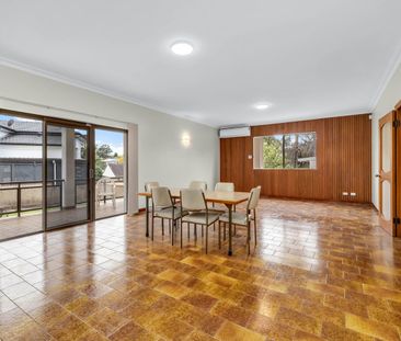 A rare find! Suits extended family with two kitchens and two bathro... - Photo 3