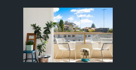 Modern beachside 1 Bedroom apartment directly opposite Coogee beach & Coogee Pavilion - Photo 5