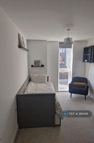 1 bedroom in a flat share to rent - Photo 2