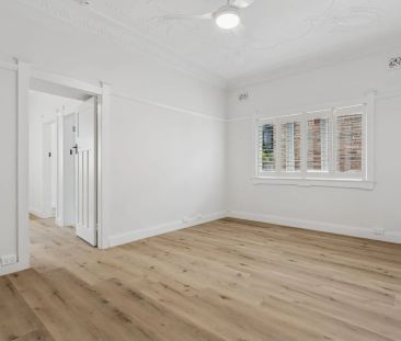 Renovated Beach Front One Bedroom Apartment with study/2nd bedroom - Photo 6