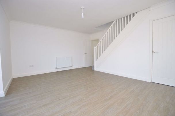 3 Bedroom Semi-Detached House - Photo 1