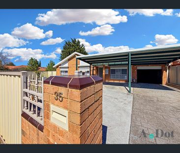 35 Saratoga Crescent, Keilor Downs, Vic 3038 - Photo 2