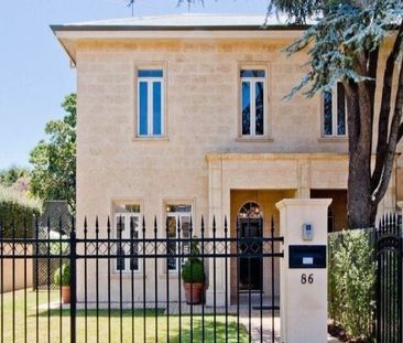 A classic beauty offering a cosmopolitan lifestyle! - Photo 6