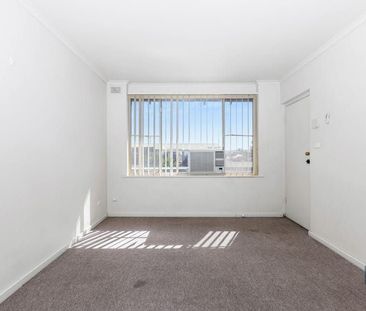 Low maintenance unit in good location - Photo 1